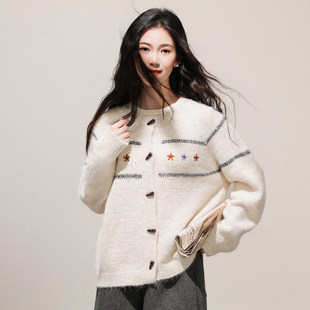 学院风杏色牛角扣针织开衫女2025年秋冬新款复古慵懒宽松毛衣外套