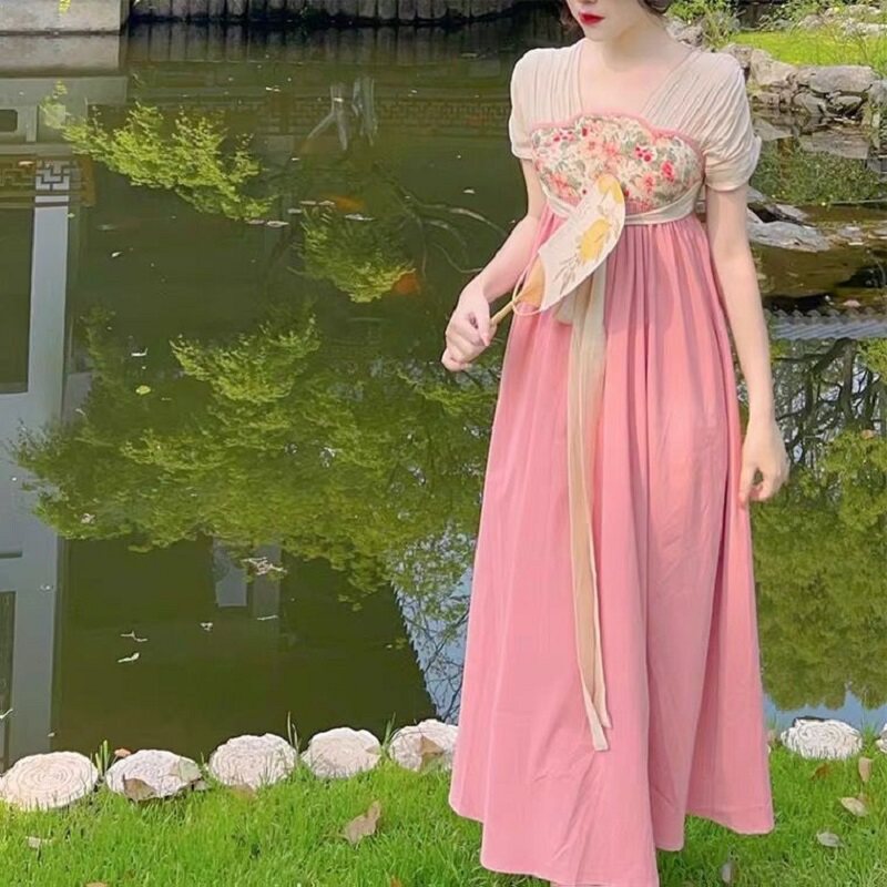 国风少女绝美新中式汉元素连衣裙图片