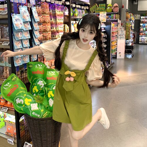 春田花花甜美可爱少女感背带短裤