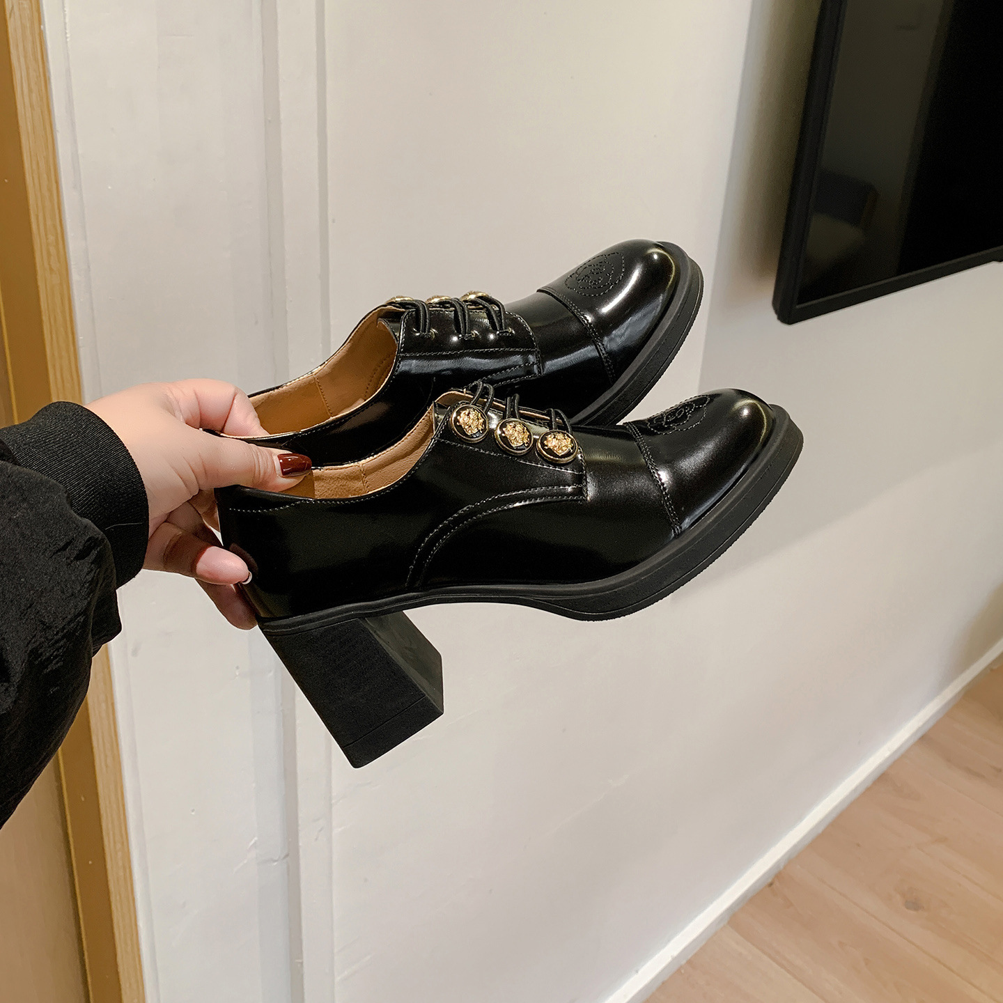 2026春季新款英伦风深口单鞋女粗跟高跟金属装饰黑色复古小皮鞋女