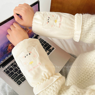 可爱小熊毛绒袖套女2026新款秋冬羽绒服护袖办公学生写字防脏套袖