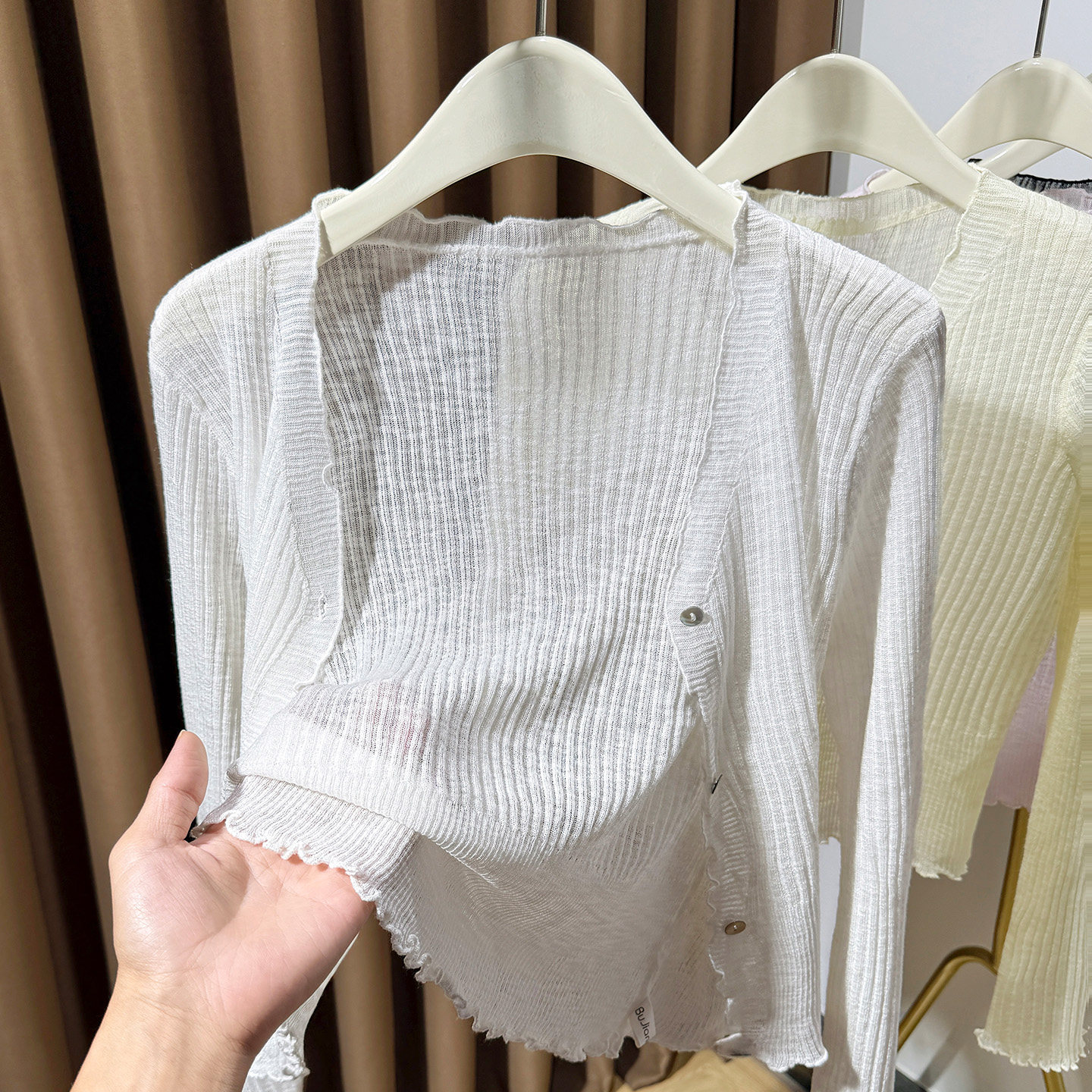 白色软糯针织小开衫女轻薄长袖披肩配吊带裙外搭冰丝防晒罩衫外套