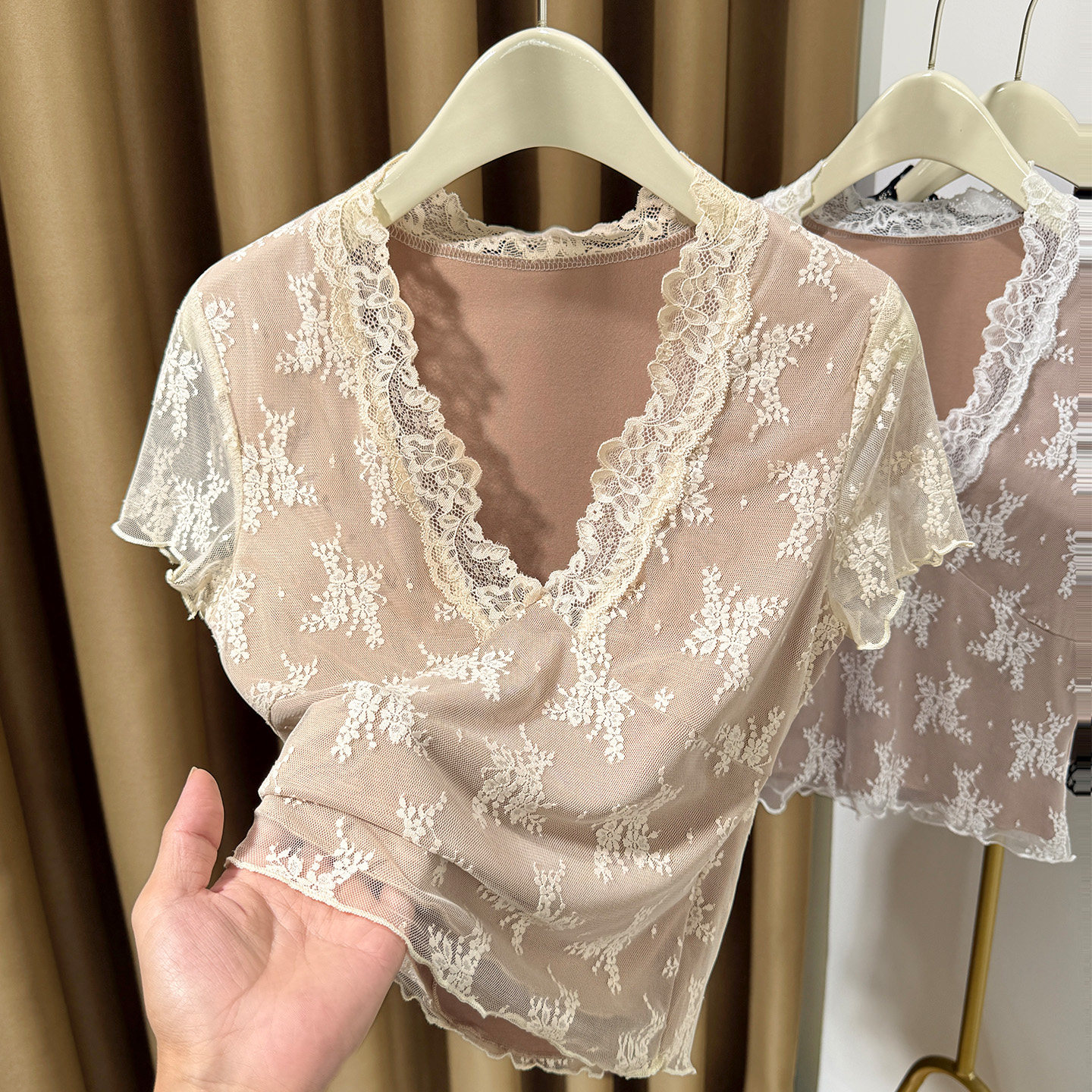 蕾丝花边V领短袖上衣女夏季2026新款高级感蕾丝洋气短款t恤女半袖