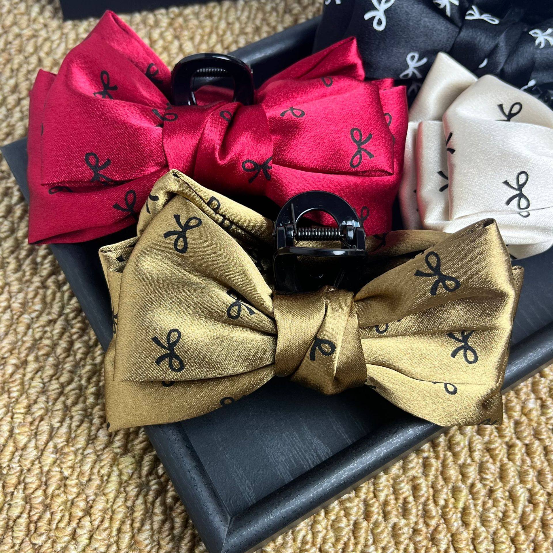 复古缎面印花蝴蝶结抓夹女超大号发抓后脑勺盘发鲨鱼夹发量多夹子,饰品/流行首饰/时尚饰品新,民族风发饰,淘宝优惠券,粉丝福利购,淘宝优惠卷