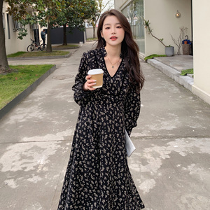 黑色碎花连衣裙女2025春秋新款法式高级感气质显瘦赫本风V领长裙图片