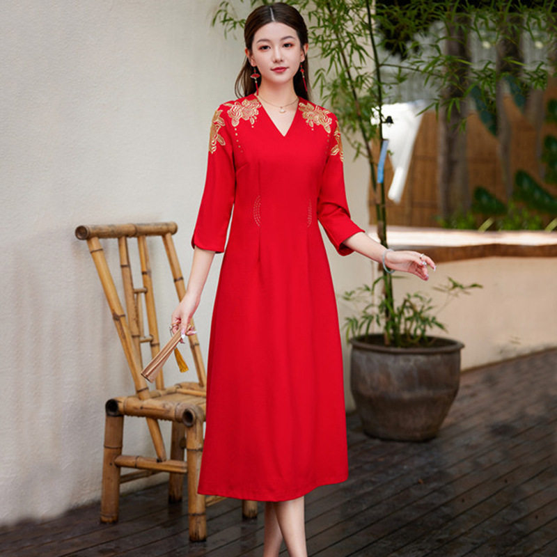 秋新款中国风绣花气质修身显瘦红色敬酒服礼服喜婆婆端V领连衣裙