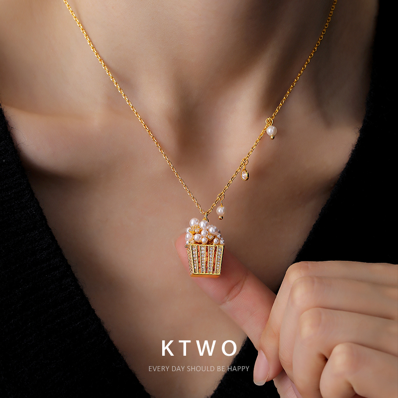 2025新款珍珠吊坠毛衫项链女小众轻奢爆米花设计k金色时尚锁骨链