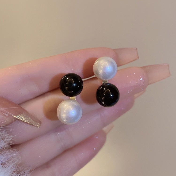 简约黑白珍珠耳环2024年新款潮冷淡风耳钉女感小众设计感耳饰