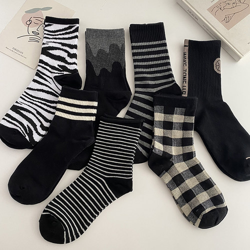 黑色条纹格子简约中筒袜女