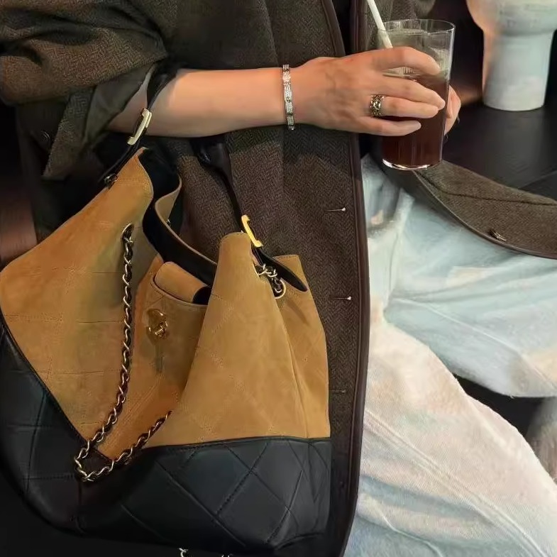 高端现货 25A新款小香风HOBO麂皮拼色购物袋复古流浪托特包1028