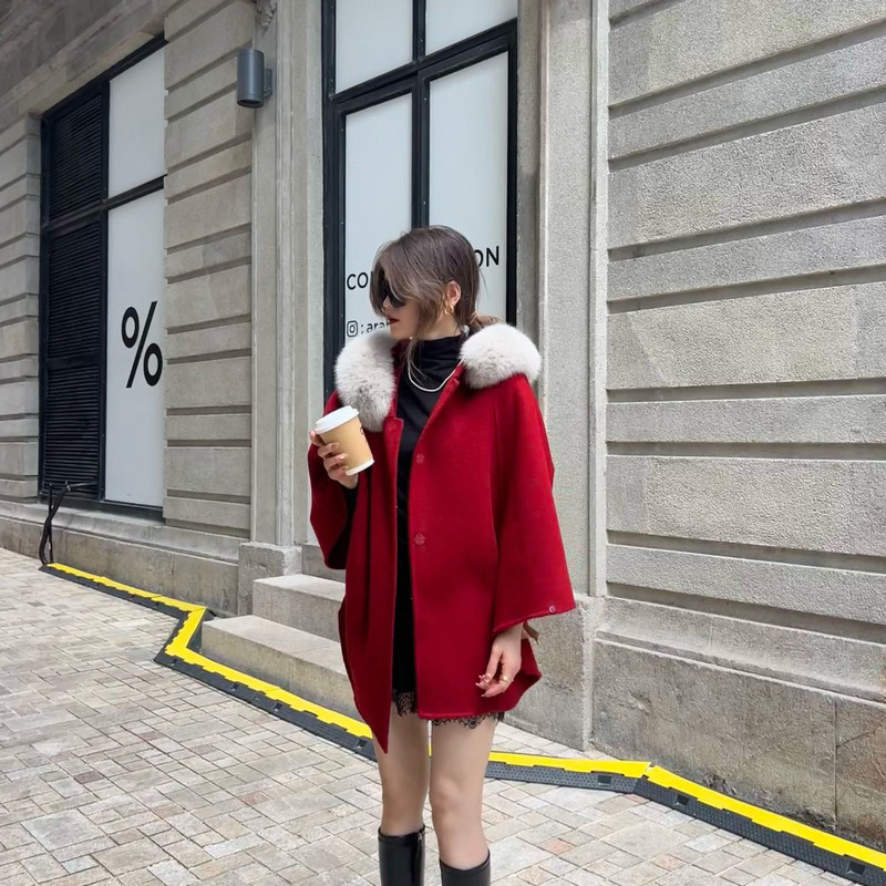 中国风红色斗篷赫本风羊绒大衣女秋冬小个子连帽毛呢外套羊毛大衣