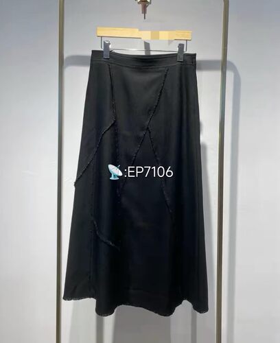黑色肌理感拼接毛边设计感半身裙 EGKIA3205A