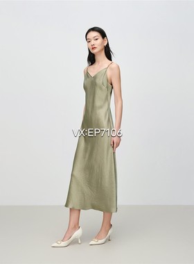 春夏款绿色光泽感醋酸缎面收腰V领吊带连衣裙 EGKET4215A-2399