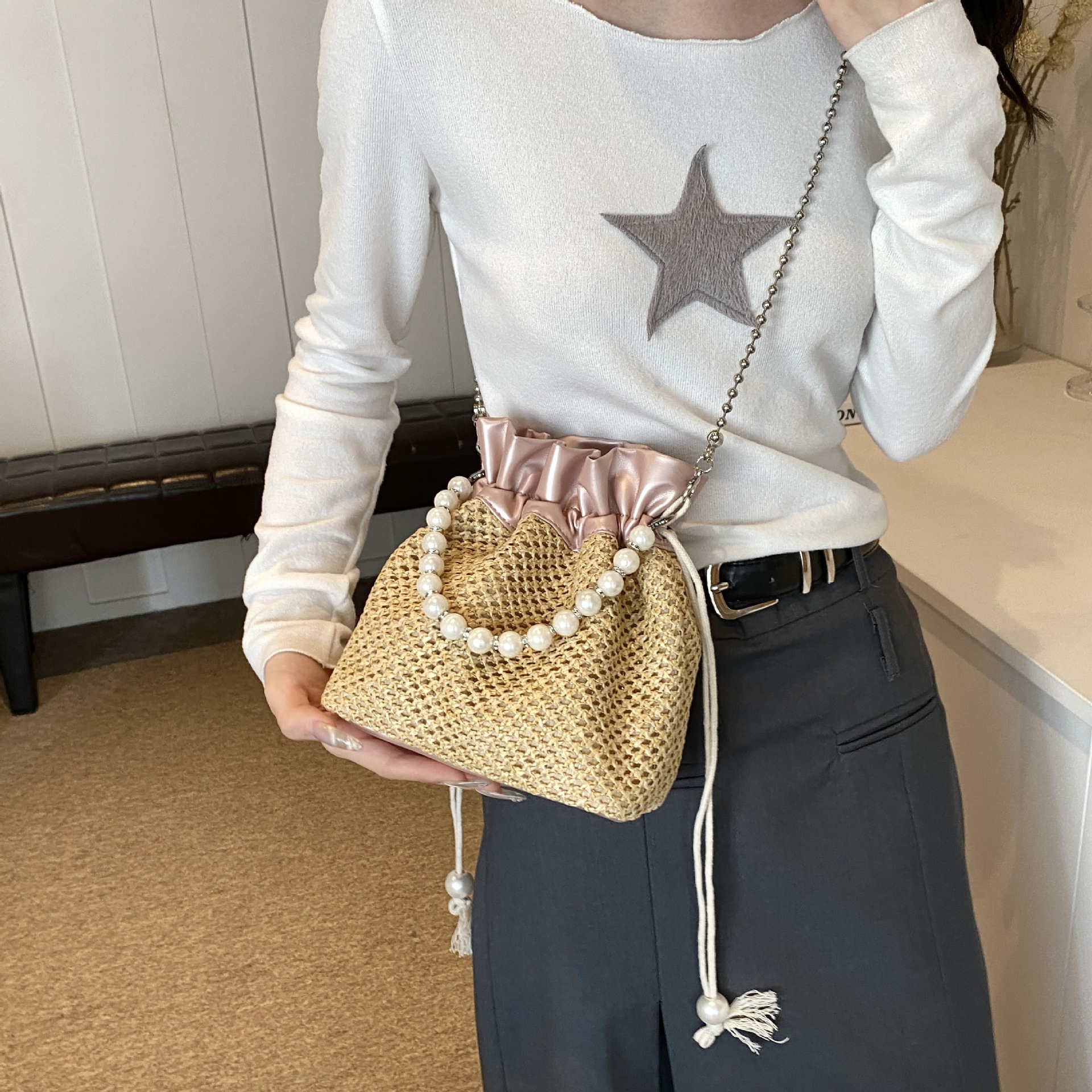 夏季海边沙滩度假草编包女2025新款百搭珍珠链条斜挎包束口水桶包