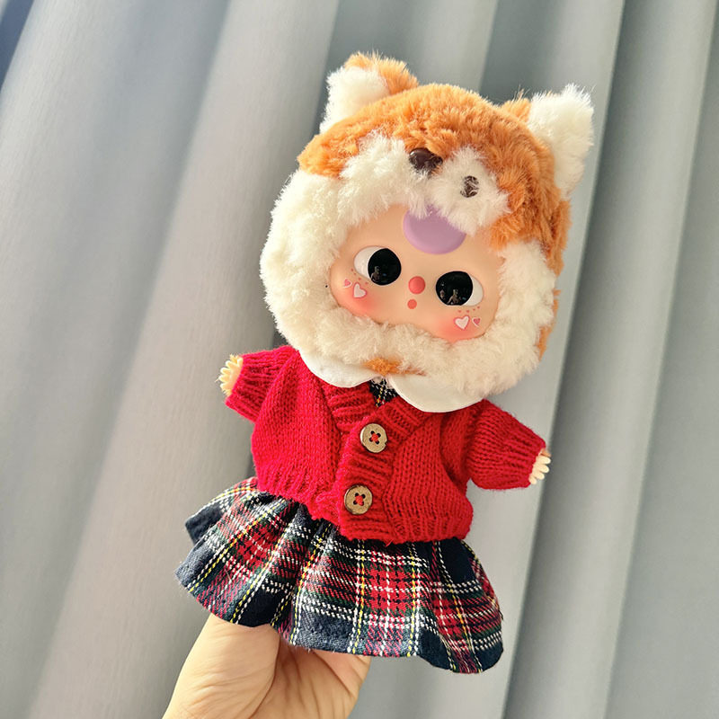 仅娃衣】20cm娃三岁娃衣三代大可爱系列毛绒公仔红毛衣红格裙套装,模玩/动漫/周边/娃圈三坑/桌游,潮玩娃衣,淘宝优惠券,粉丝福利购,淘宝优惠卷