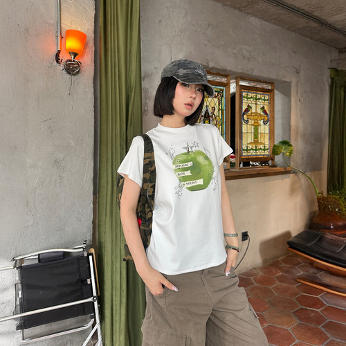 美式苹果印花正肩女t恤2025