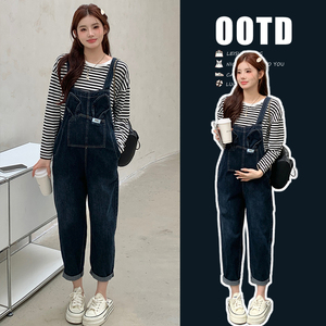 孕妇背带裤秋冬新款显瘦牛仔背带裤+条纹打底两件套孕正反两面穿