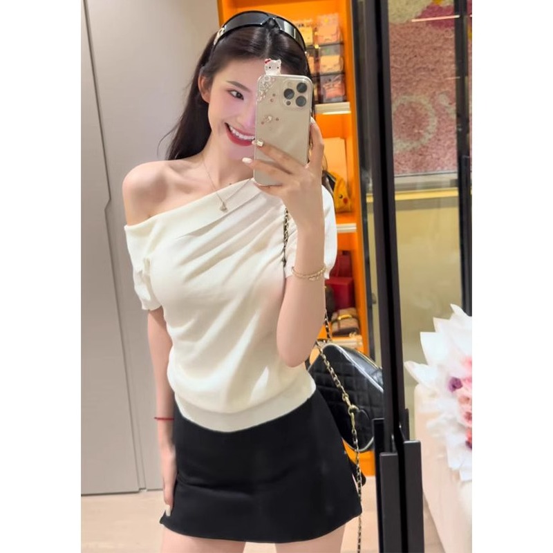 白色不规则斜肩冰丝针织短袖T恤女夏季2025新款修身显瘦露肩上衣