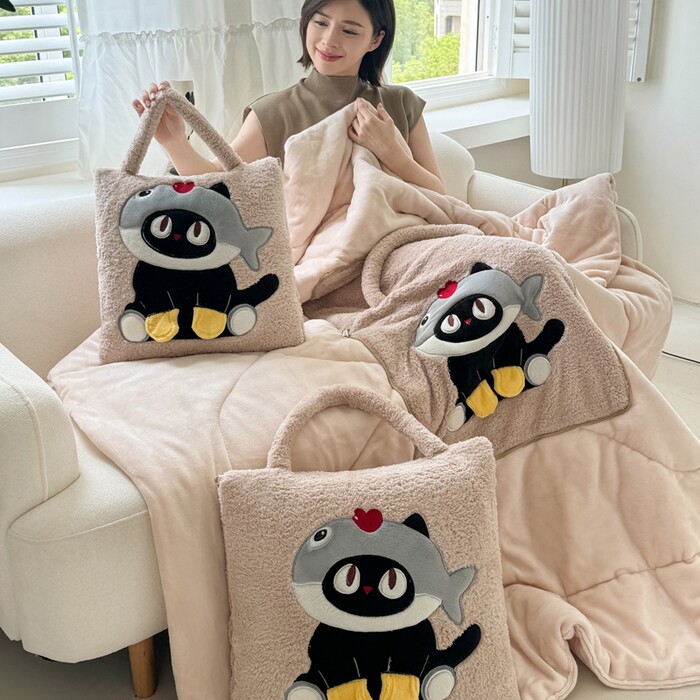 冬季加厚保暖卡通鱼头猫立体贴布绣手提式抱枕被子两用办公室午睡