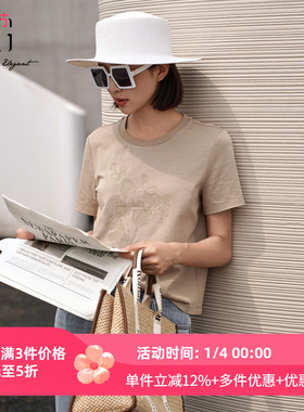 XG雪歌2025夏季新款时尚印花复古咖色圆领短袖T恤女XK201036A909