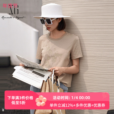 XG雪歌2025夏季新款时尚印花复古咖色圆领短袖T恤女XK201036A909
