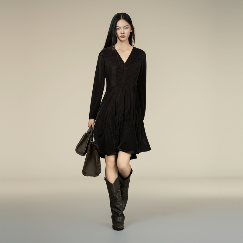 雪歌2025冬季新款褶皱设计复古棕色长袖V领连衣裙女XK404006A174