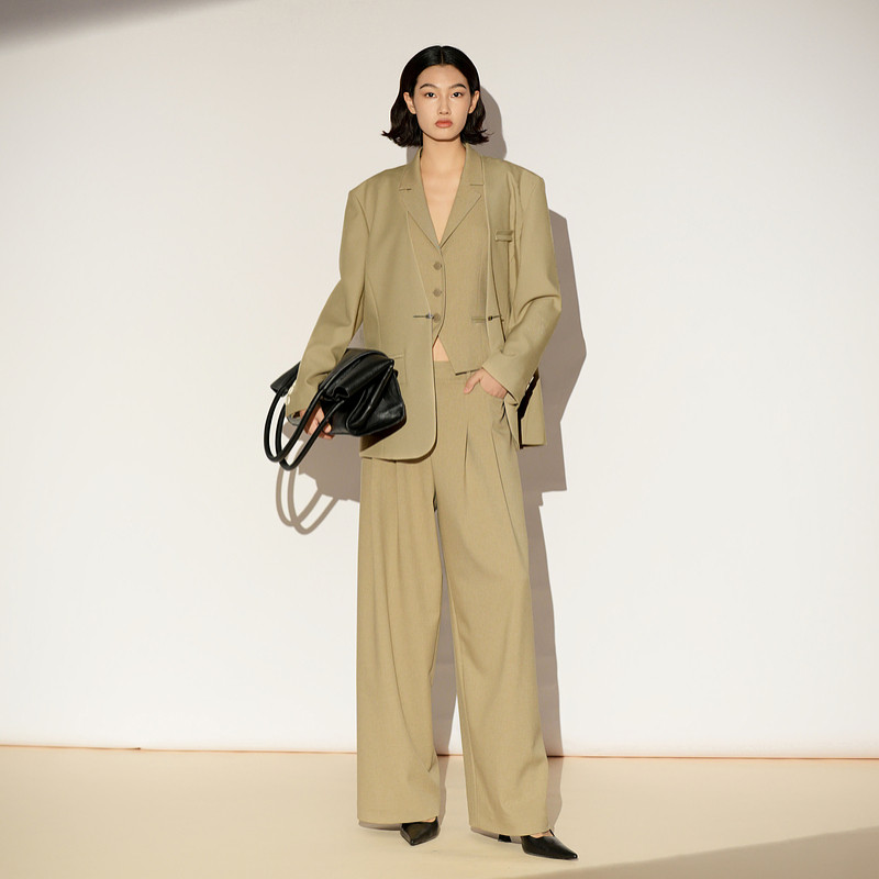 XG雪歌卡其色直筒西装裤2026春季新款阔腿职场套装休闲裤长裤女装