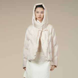 XG雪歌新中式盘扣连帽羽绒服女2025冬短款保暖外套女XK406072A791