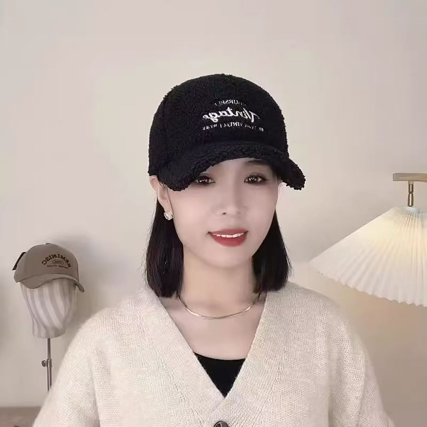 2026秋冬新款羊羔绒鸭舌帽子女冬季保暖防寒护耳帽显脸小棒球帽潮