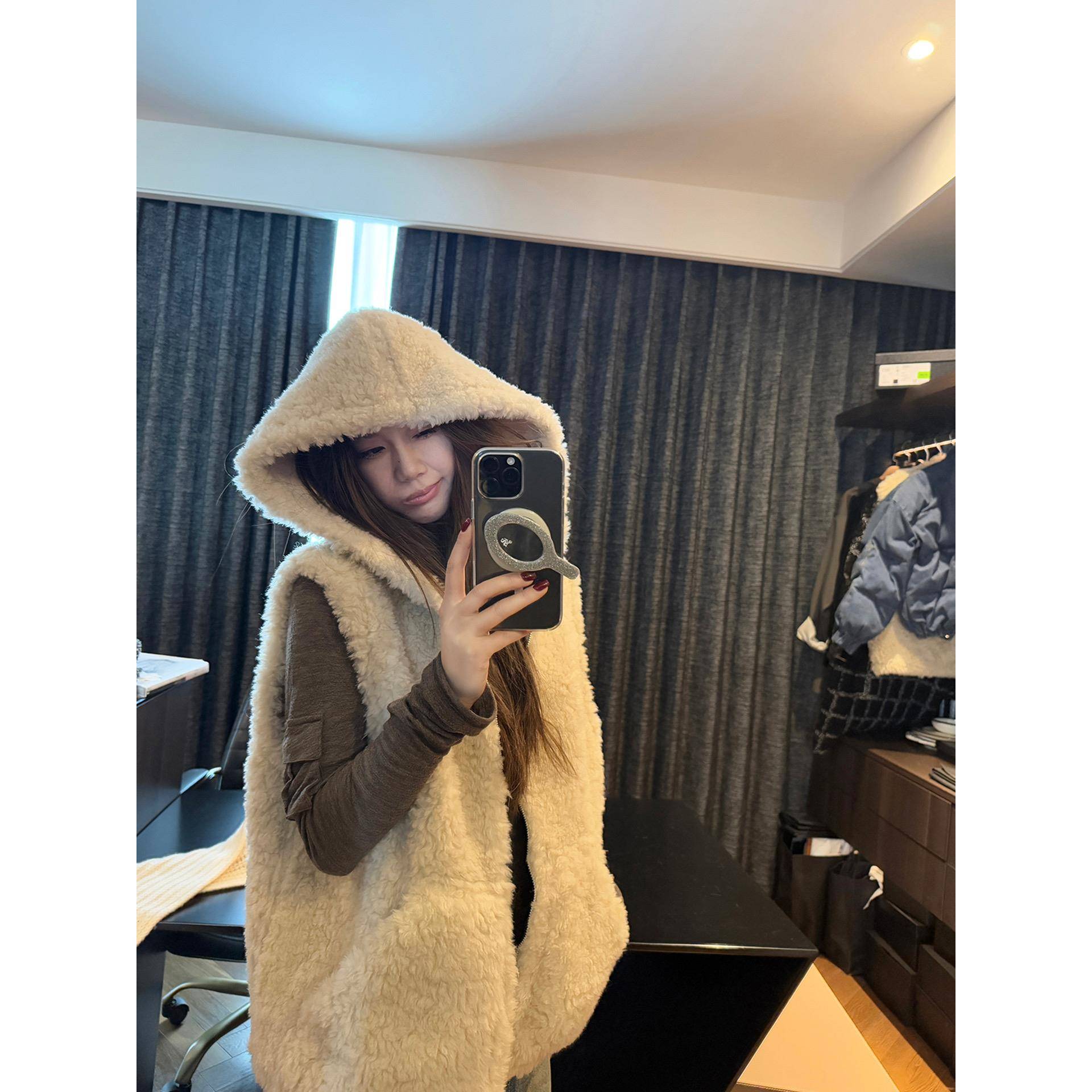 2025慵懒风韩系连帽马甲秋冬新款皮毛一体女厚叠穿环保羊羔毛外套
