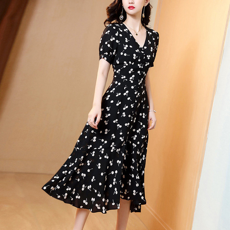 黑色碎花雪纺连衣裙女夏2020新款时尚洋气短袖樱桃高腰V领长裙子