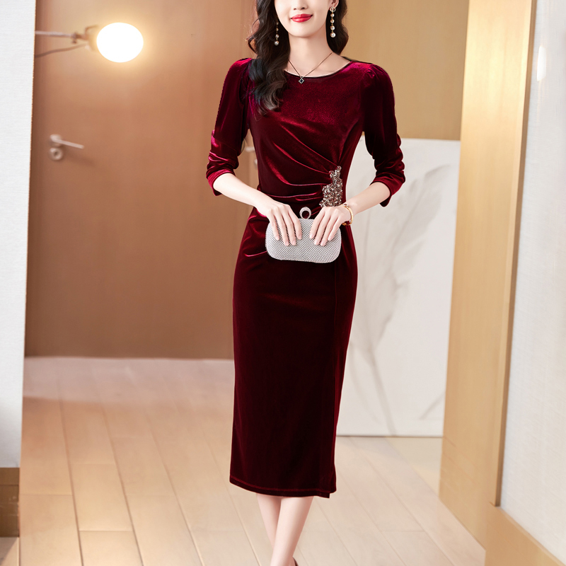 酒红色金丝绒连衣裙女2024秋冬新款中长款包臀裙喜庆妈妈装礼服