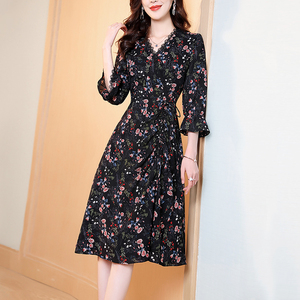 2026年春秋新款女装V领蕾丝中长款a字过膝收腰显瘦碎花雪纺连衣裙