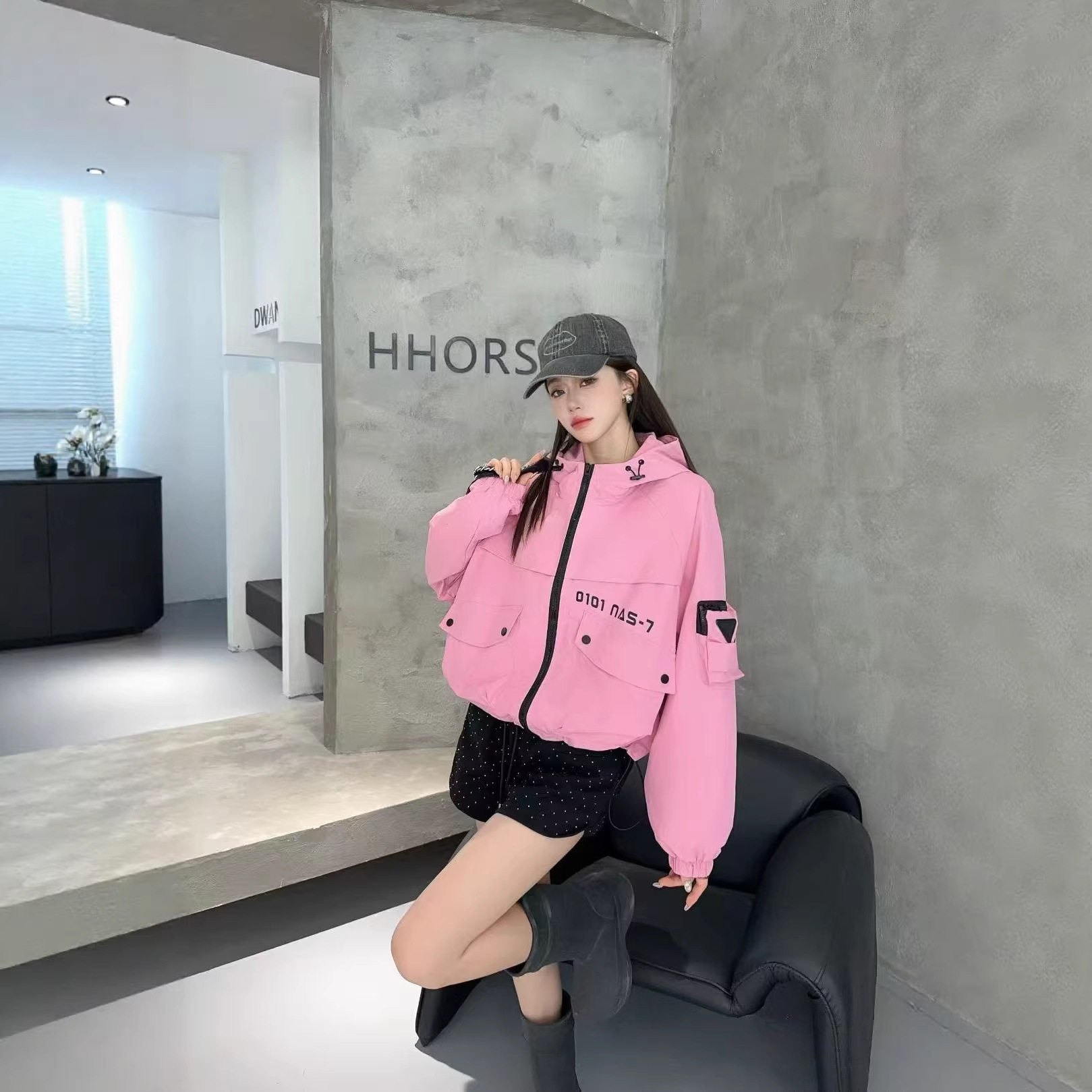 欧货潮牌连帽风衣女2026春款休闲百搭三角标口袋拉链宽松上衣外套