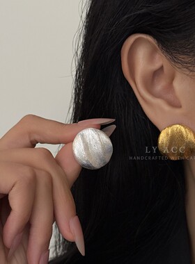 圆形金属颗粒肌理耳钉轻奢复古
