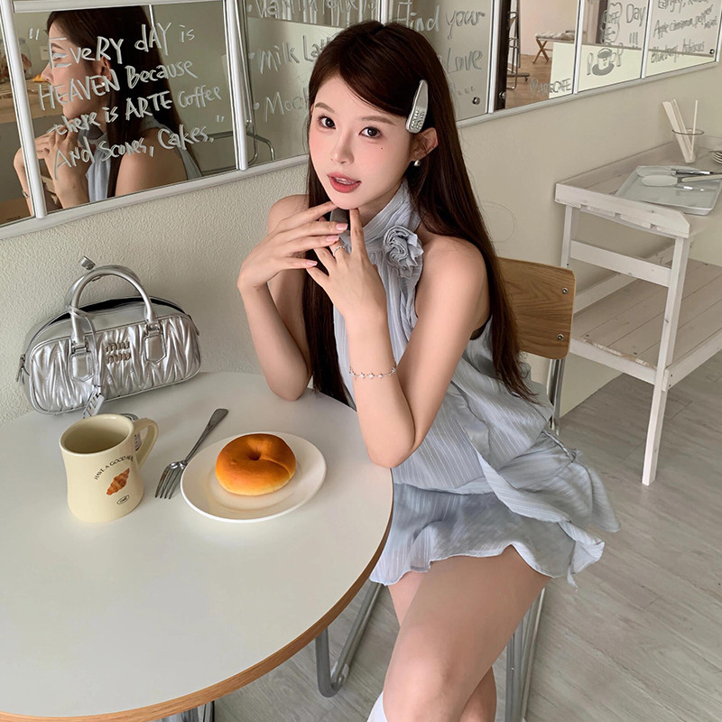 挂脖连衣裙女夏季2025新款法式辣妹设计感气质条纹蓝色无袖短裙子