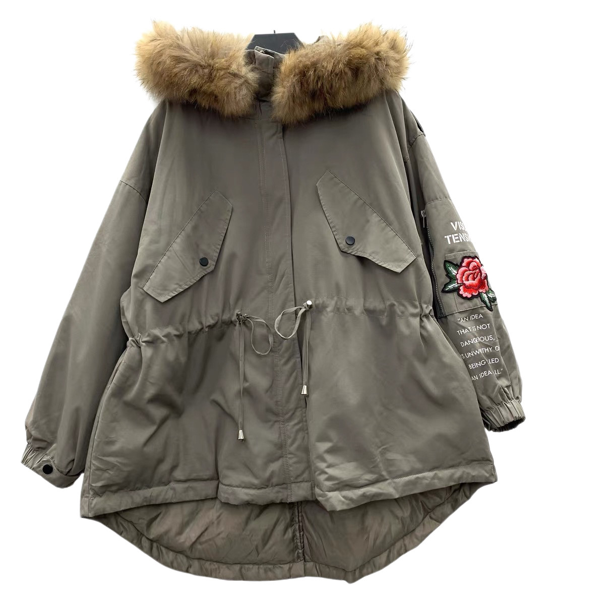 圣迪剪标女装连帽毛领抽绳收腰A版刺绣蝙蝠袖羽绒服