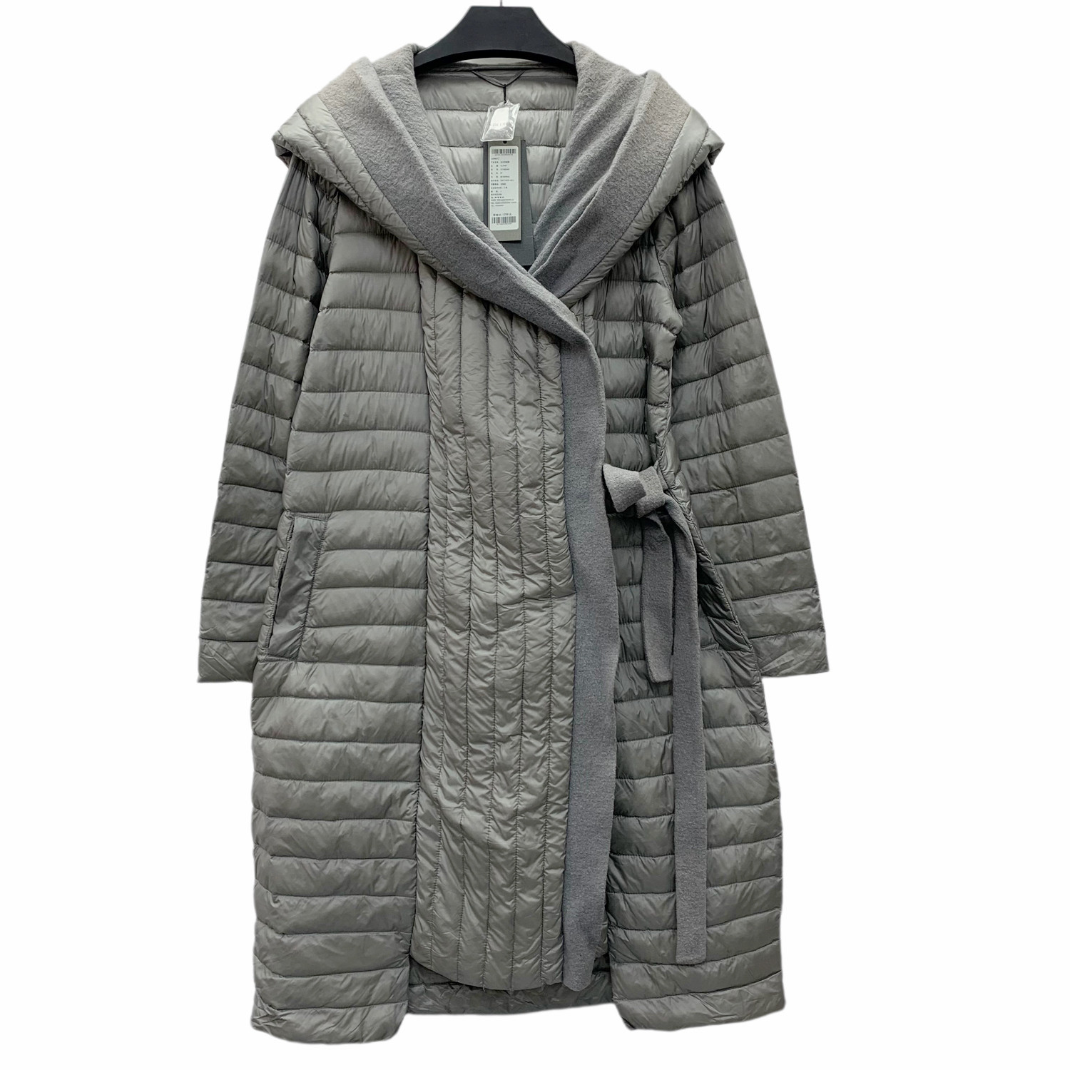 圣迪剪标女冬装欧美系带连帽拼接轻薄休闲风羽绒服