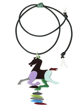 绿场撞色设计奔马长项链