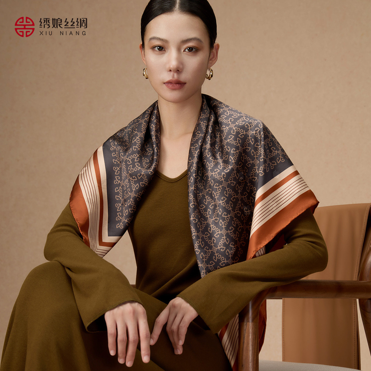 100%桑蚕丝双面同色印花真丝方巾图片