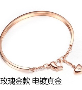 超漂亮手环简约光面手环 玫瑰金吊心手链 钛钢手链手链 多色选