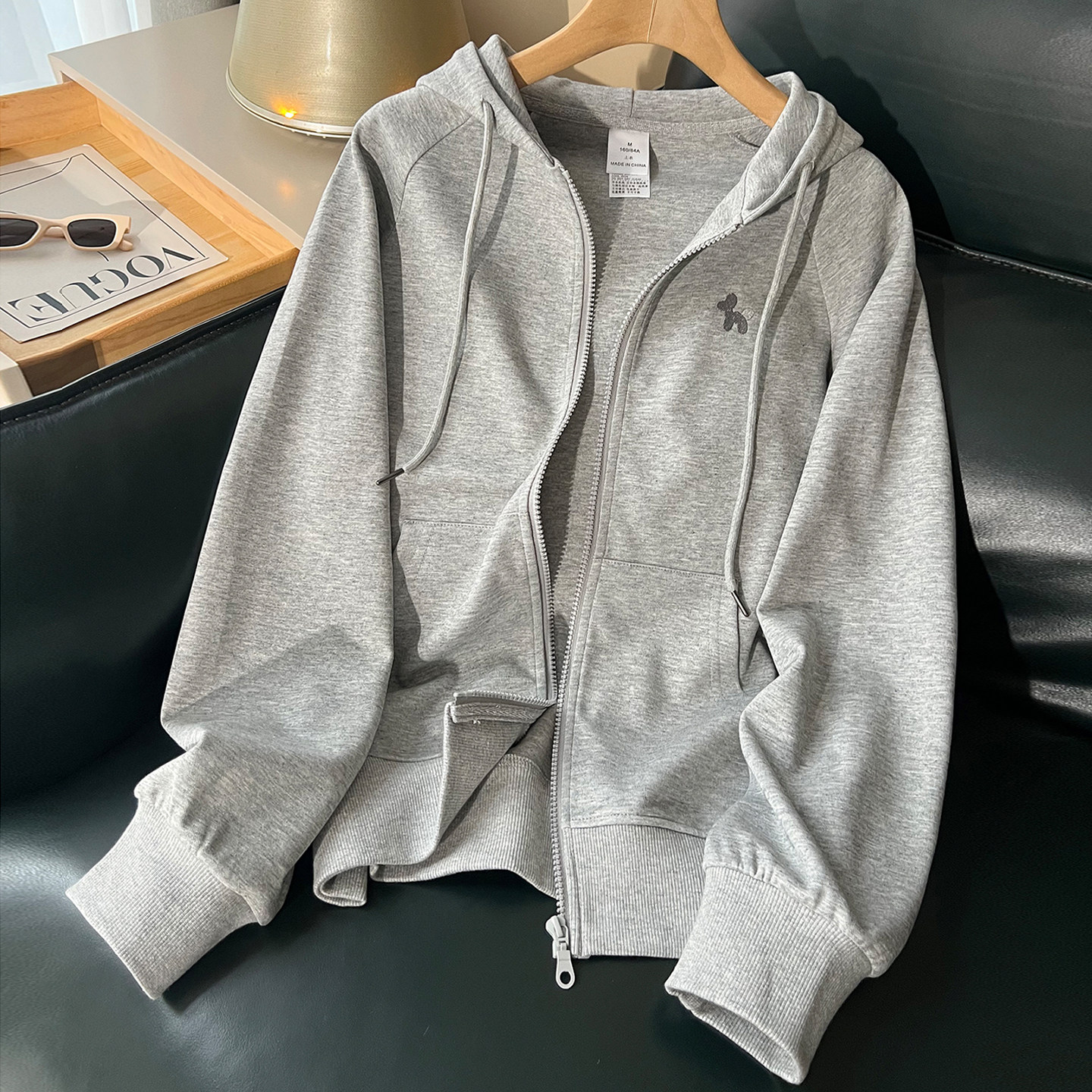 灰色纯色运动连帽卫衣女士2026新款春秋薄款百搭拉链休闲开衫外套