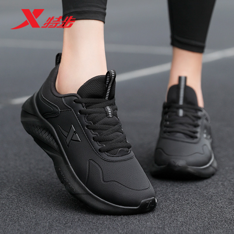 特步皮面女鞋2025新款冬季防水跑步鞋休闲鞋子正品黑色运动鞋女款