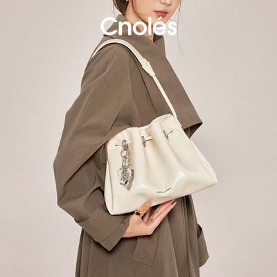 Cnoles蔻一可调节褶皱云朵包抽绳百搭秋冬通勤hobo包包女式新款