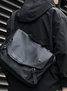 斜挎包男潮日系单肩邮差包工装机能风电脑休闲新款男士包包跨背包