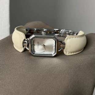 小香风方块手表女款轻奢小众高级感小巧手链式石英腕表2025新款