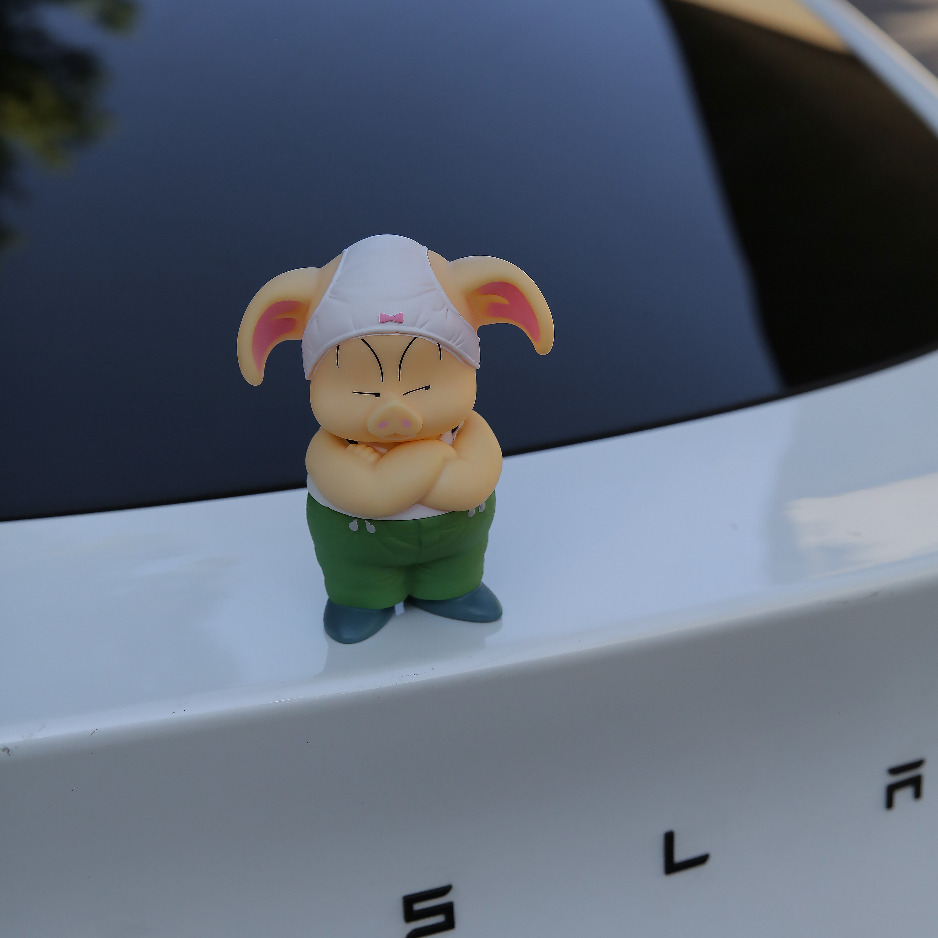 车载可爱乌龙猪手办汽车中控台摆件头腰可旋转搪胶玩偶汽车装饰品