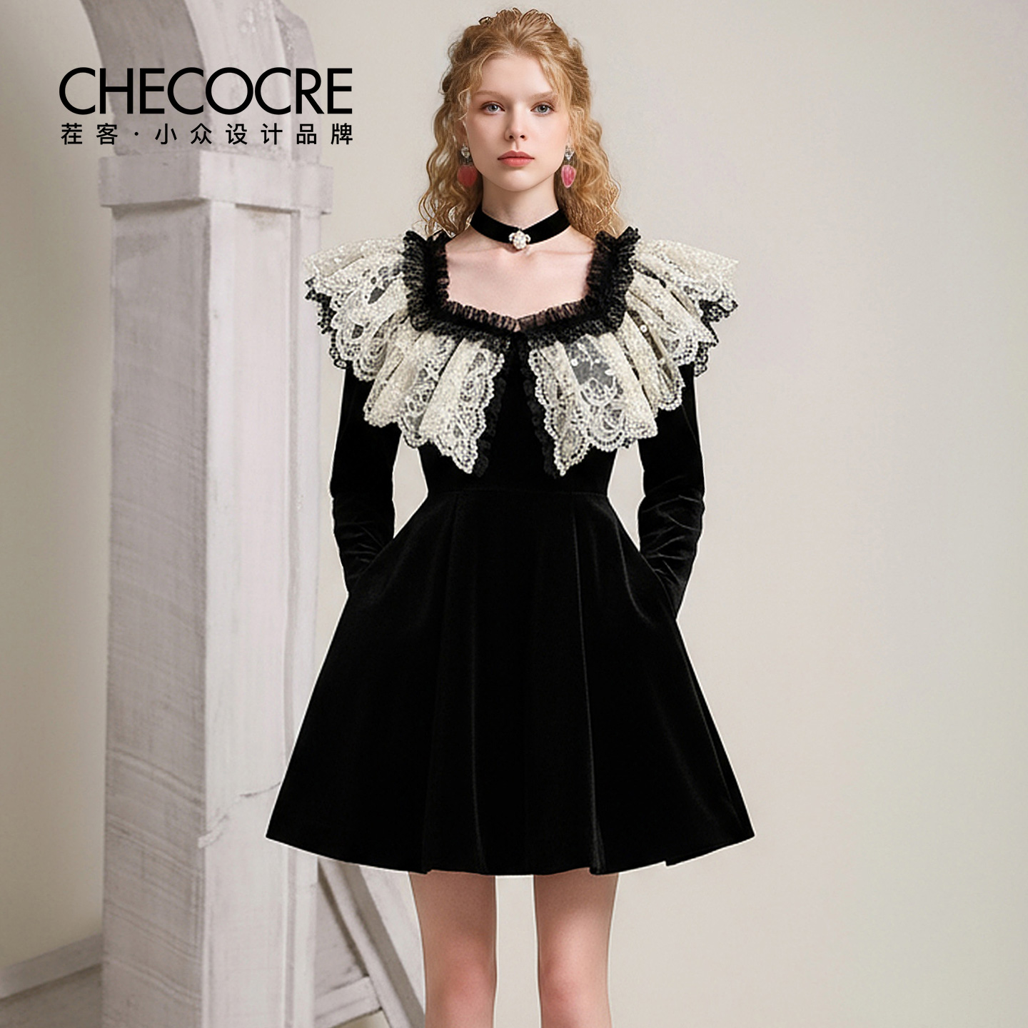 茬客方领拼接蕾丝短裙