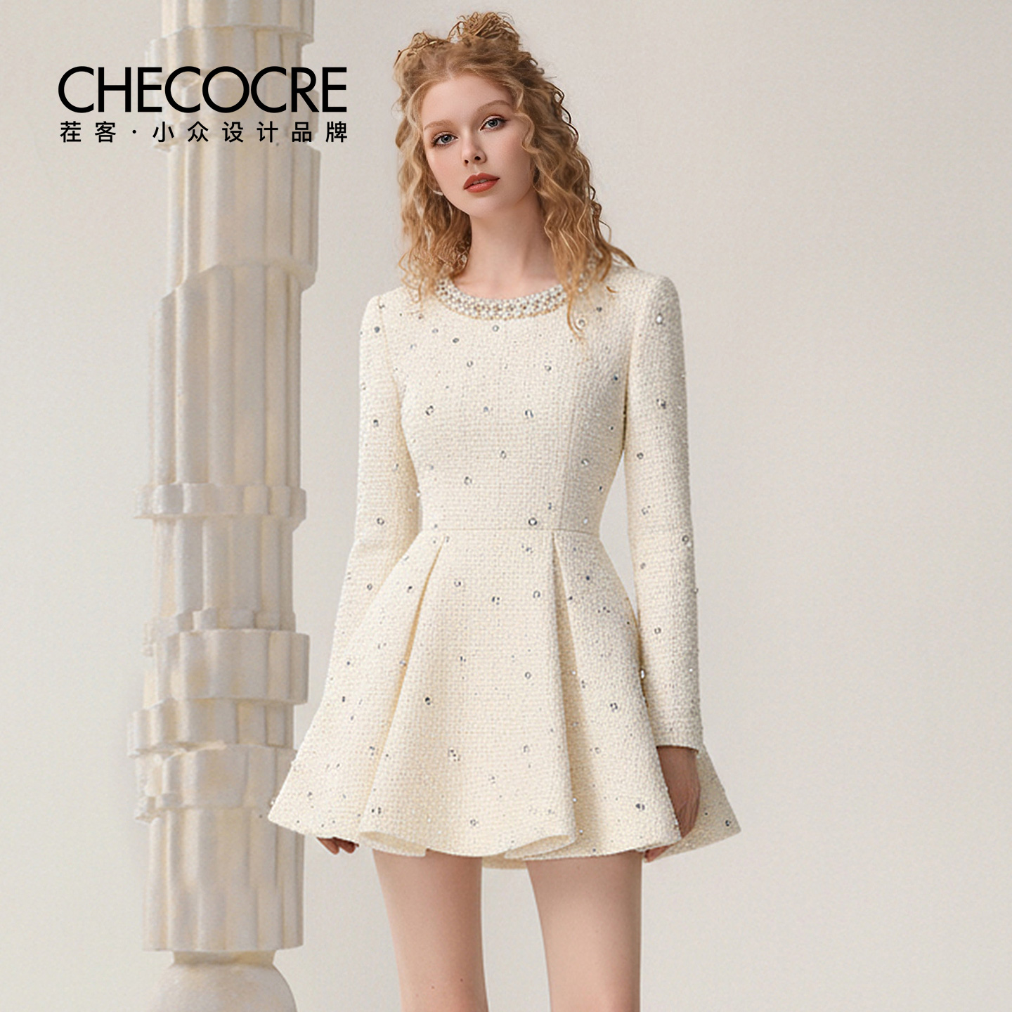 茬客圆领钻饰收腰压褶短裙