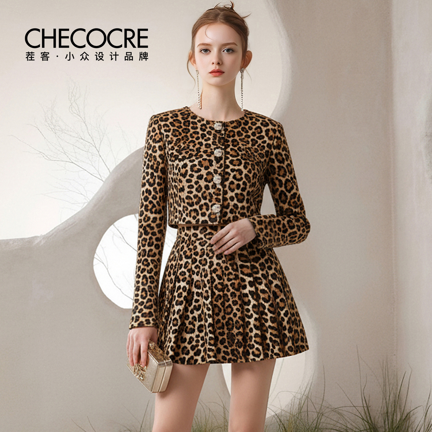 茬客圆领豹纹钻扣上衣百褶裙